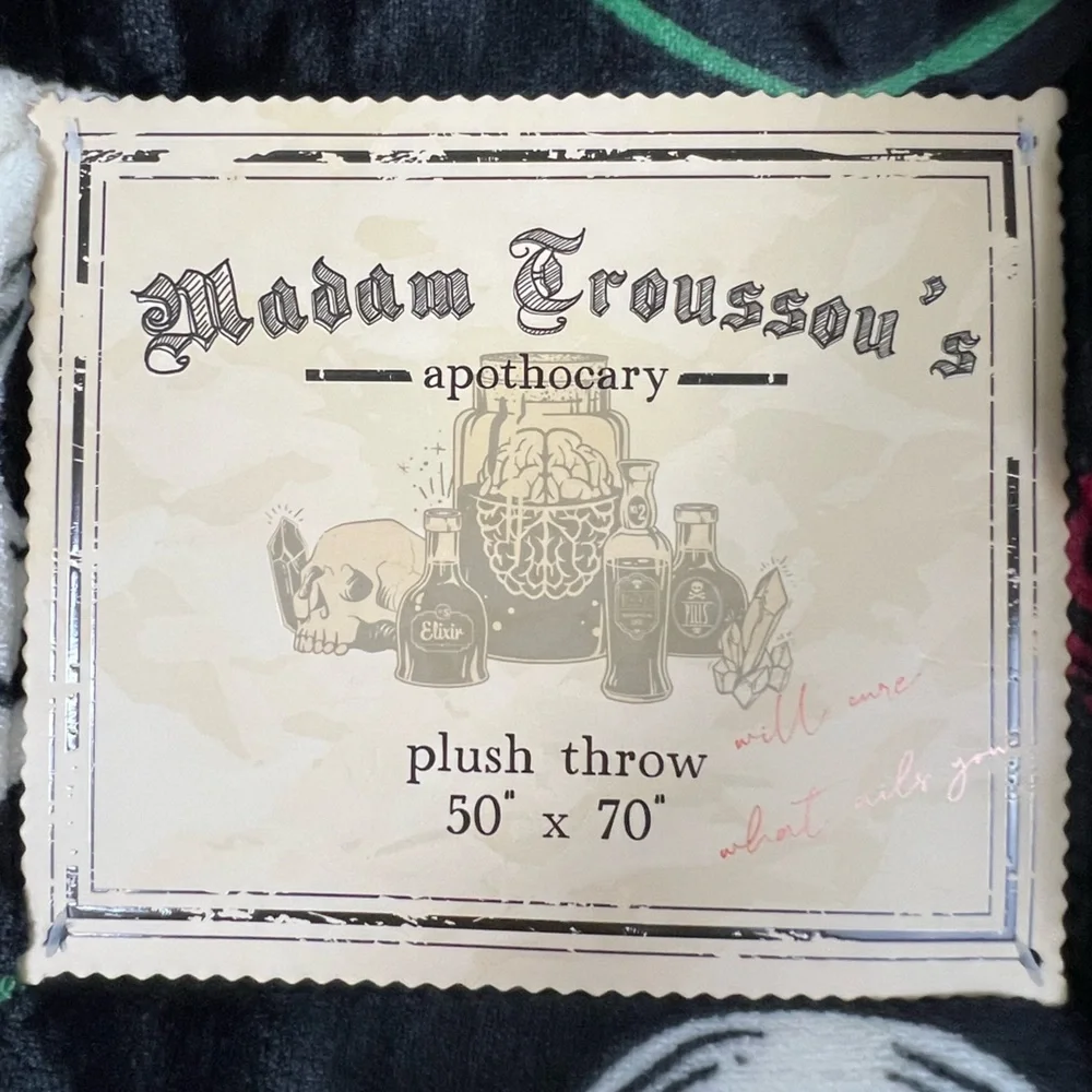 Madame Troussou’s - ‘Skulls & Roses’ Plush Throw. 50” x 70”. NWT. Firm!